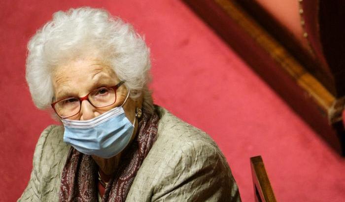 Liliana Segre dura contro i no-vax: "Paragonare i vaccini alla Shoah è una follia"