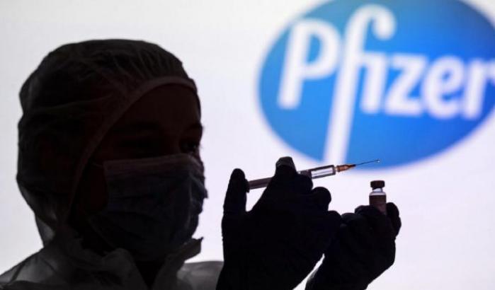 Pfizer sta preparando un nuovo vaccino contro le mutazioni del Covid: ci vorranno 100 giorni
