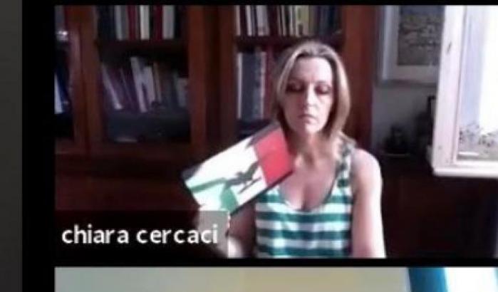 La consigliera nostalgica di Jesi: usa la bandiera dell'Rsi come ventaglio. Vergogna!