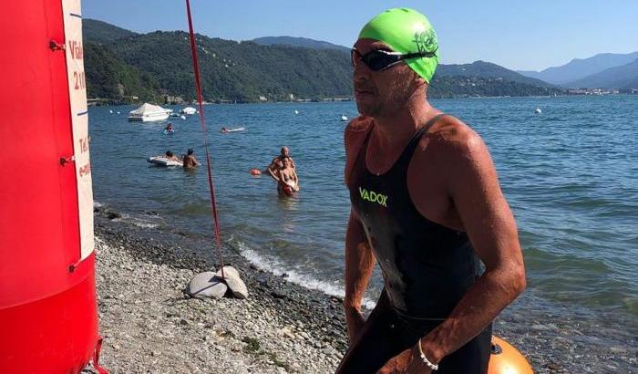La sfida del 76enne che attraversa a nuoto il Lago di Garda: "Così voglio lasciare indietro il Covid"