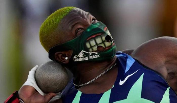 L'americana Raver Saunders in pedana a Tokyo con una super mascherina