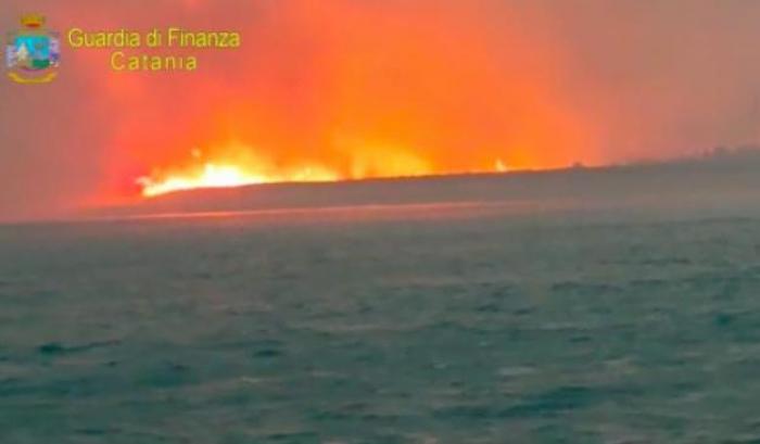 Catania martoriata dagli incendi: 170 persone salvate via mare