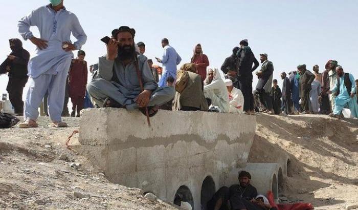 Fuga dall'Afghanistan mentre i talebani riconquistano il paese