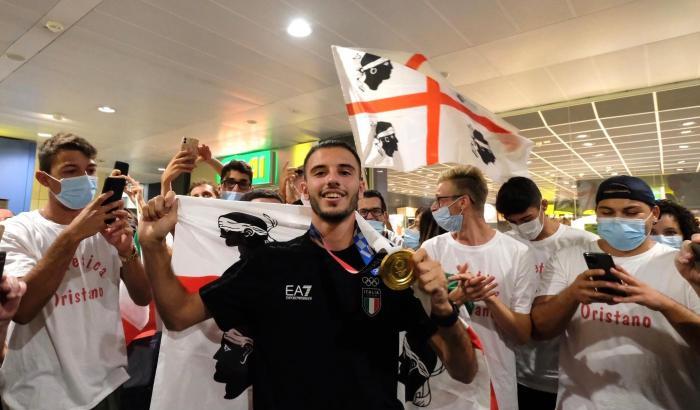 Il velocista Patta accolto da re all'aeroporto di Cagliari: "Che emozione, vittoria dedicata a tutti i sardi"