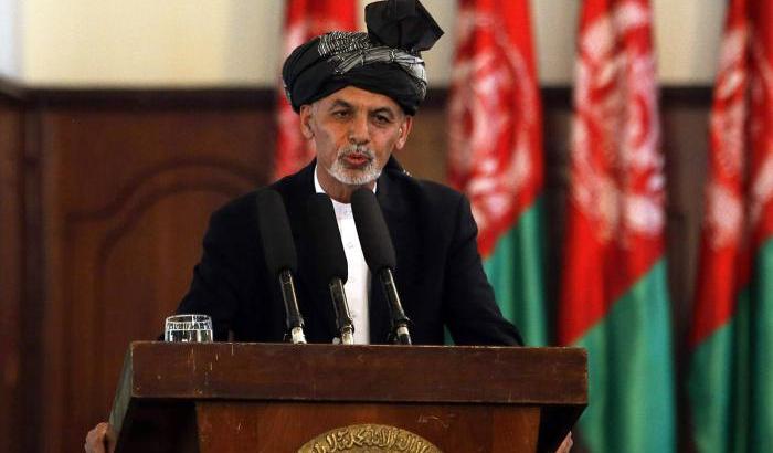 Ghani si scusa con gli afghani per l'arrivo dei talebani e si difende: "Non ho rubato soldi"