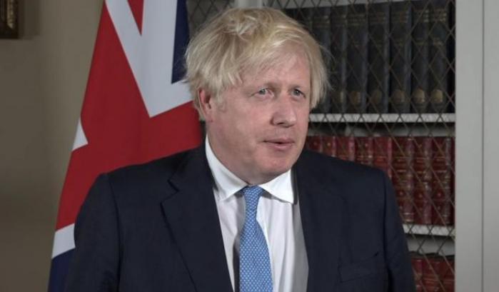 Il Covid dilaga ma Boris Johnson è contro il vaccino obbligatorio: "Preferiamo l'approccio volontario"