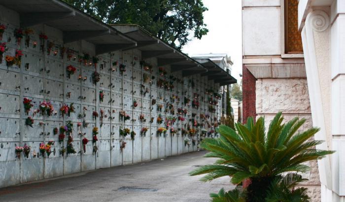 A l'Aquila 'esplode' una bara in un loculo: chiuso il cimitero