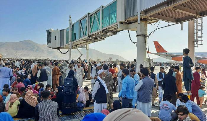 I disperati tentativi di fuga dei civili afghani: preso d'assalto l'aeroporto di Kabul