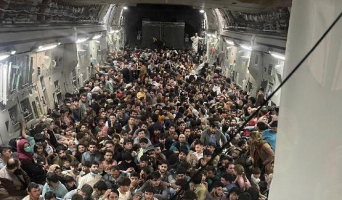L'equipaggio di un C-17 porta via da Kabul 640 civili (ma le donne sono pochissime)
