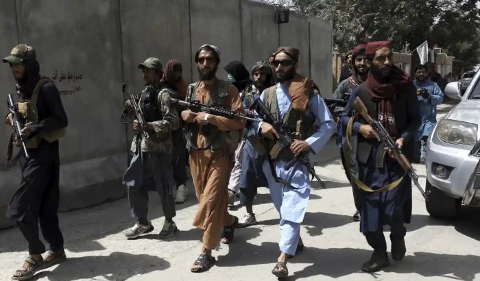 Londra e Berlino rassegnate: "Non potremo evacuare tutti da Kabul"