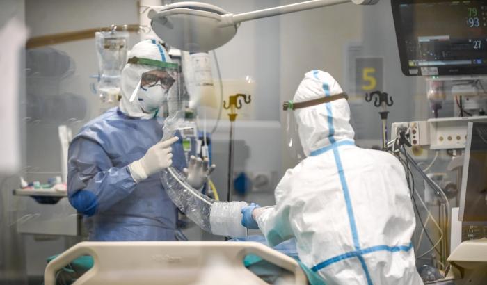 Crescono ancora ricoveri e tasso di positività. Sono 55 i morti nelle ultime 24 ore
