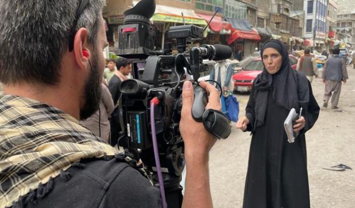 La reporter della Cnn Clarissa Ward lascia l'Afghanistan: "Noi siamo quelli fortunati"