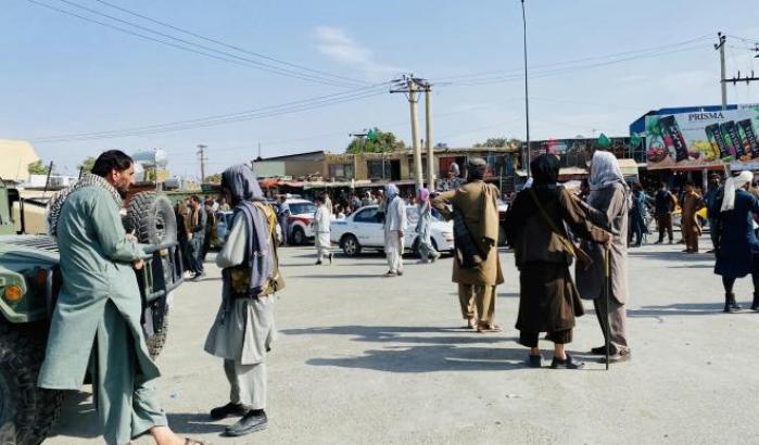I talebani minacciano: "Avremo il controllo dell'aeroporto molto presto"
