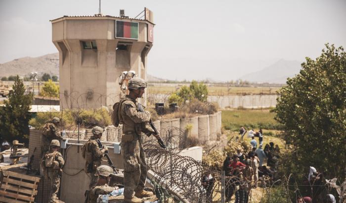 Gli Stati Uniti e le forze della coalizione hanno ceduto ai Talebani il controllo di tre ingressi dell'aeroporto