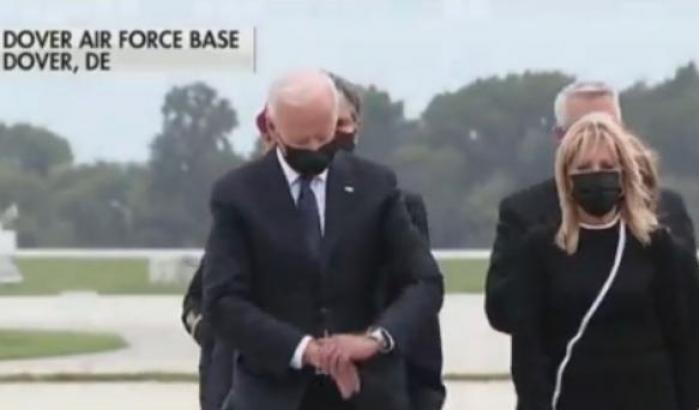 Biden guarda l'orologio durante l'arrivo dei feretri dall'Afghanistan: scoppia la polemica social