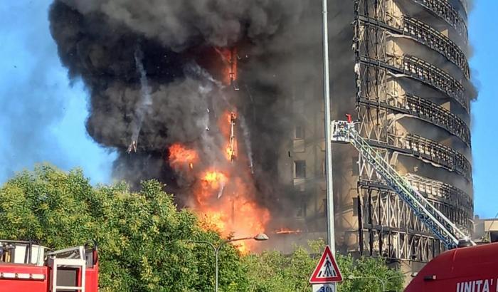 Incendio nel palazzo di Milano