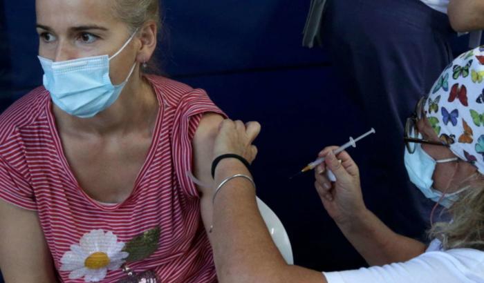 Agenas: "Terapie intensive in aumento in 5 Regioni. Ma in Sardegna immunizzato l'80% degli over 12"