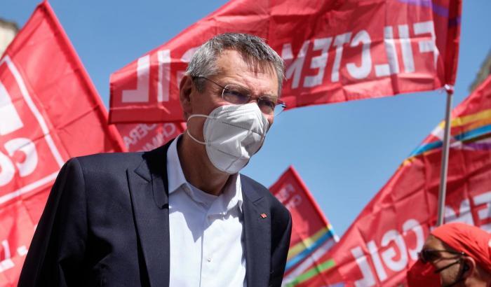 La richiesta di Landini (Cgil): "Obbligo vaccinale per tutti"