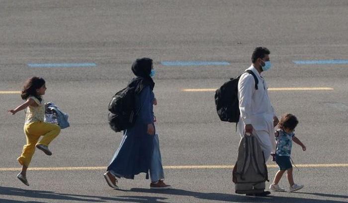La storia di Neha: la bambina con il pantaloncino gialla torna a saltellare dopo il viaggio da Kabul