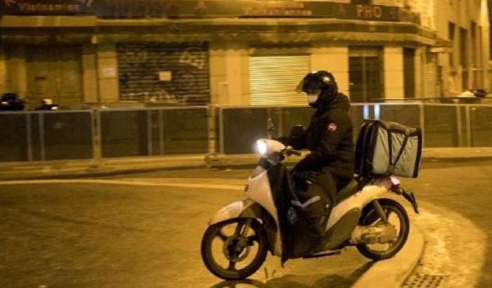 Rider pestato e preso a calci mentre è in terra da un gruppo di minorenni