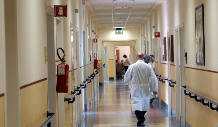 La denuncia dei medici: "L'80% degli operatori sanitari no-vax è ancora al lavoro"