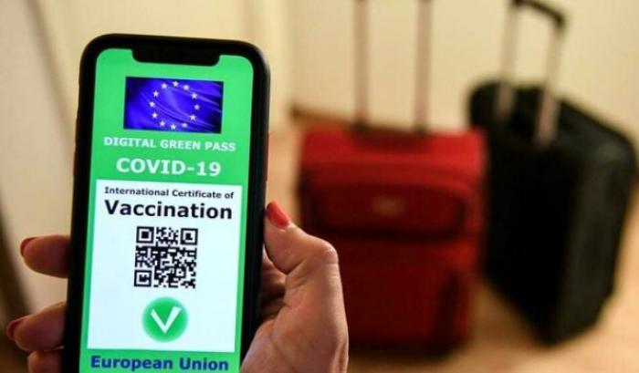 La bozza del dpcm sul Green pass: "Verifica quotidiana da parte delle aziende attraverso app"