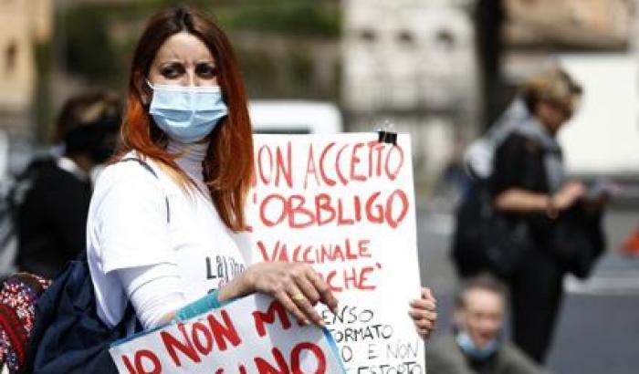 La protesta dei 173 operatori socio-sanitari sardi che non vogliono vaccinarsi