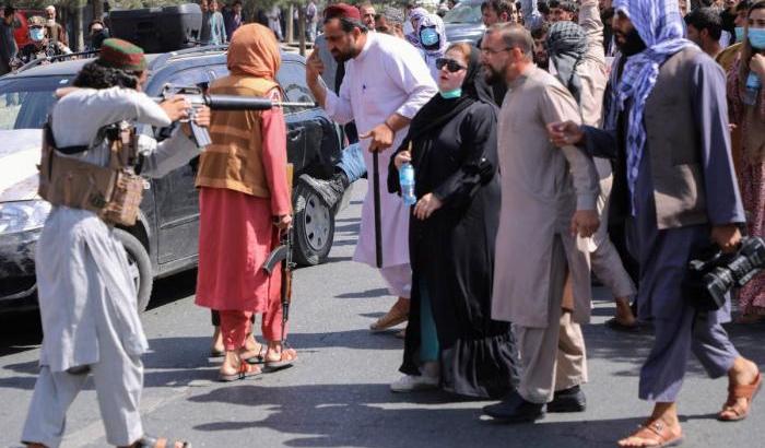 Talebani reprimono una protesta