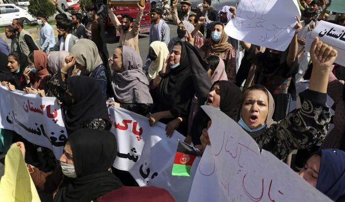L'oscurantismo dei talebani: "Donne al governo? Il loro compito è quello di partorire"