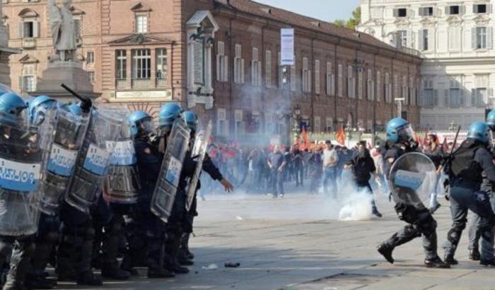 I soliti violenti: calci e spintoni al corteo no Green pass di Torino