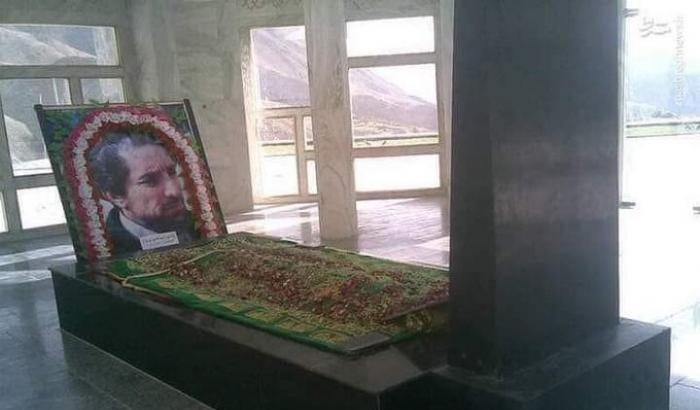 Dopo i crimini di guerra nel Panjshir i talebani fanno i 'buoni': "Riparata la lapide di Massoud"