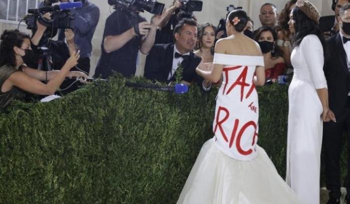 L'abito di Alexandria Ocasio Cortez al Met Gala 2021 è una lezione di comunicazione politica (e di sinistra)