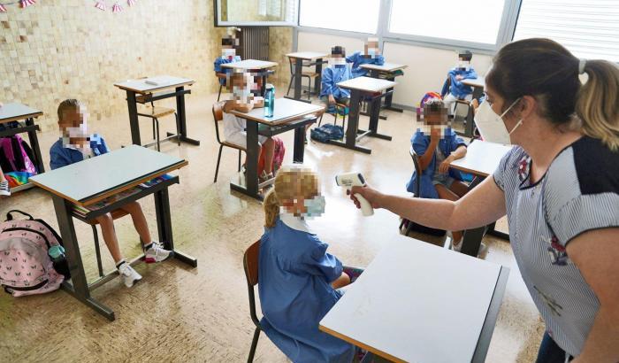 Bambini con la mascherina a scuola