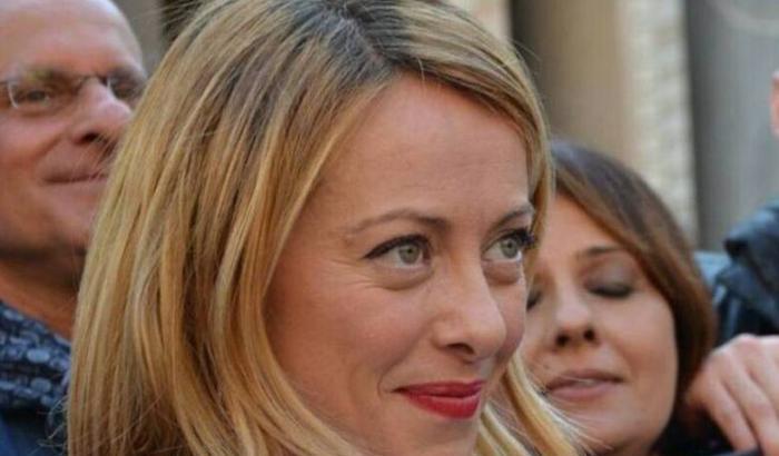 Meloni strepita: "No al green pass nei luoghi di lavoro e no al rdc"
