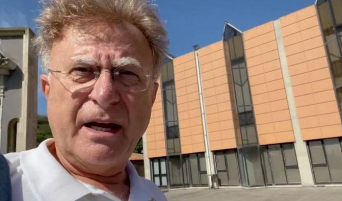 La nuova follia di Red Ronnie, respinto da un museo: "Non mostro il Green pass, è un dato sensibile"