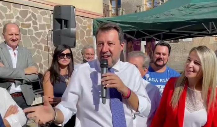 Salvini fa il paladino della lotta alla 'ndrangheta e la piazza grida: "Buffone"
