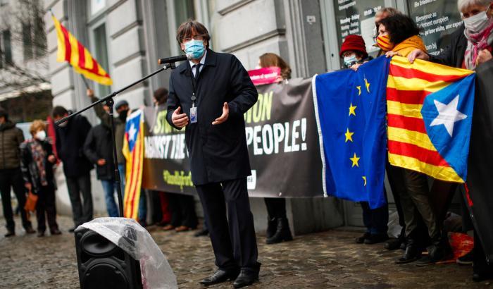 Liberato l'ex presidente della Catalogna Puigdemont: ma dorà restare in Sardegna