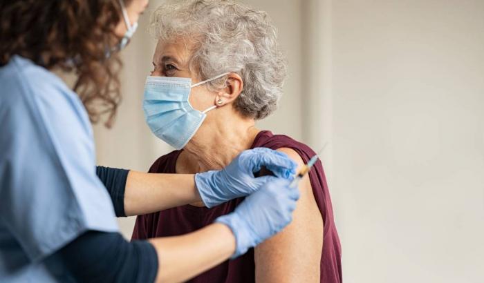 Vaccino ad una persona anziana