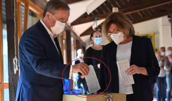 Piega male la scheda elettorale per l'urna. Vuole governare la Germania ma Laschet non sa neppure votare