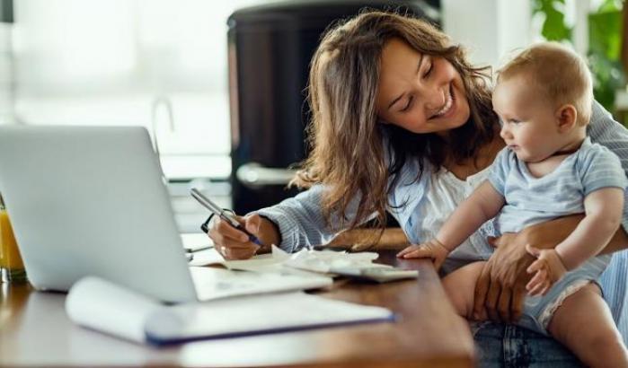 Le babysitter aiuteranno le madri disoccupate che vogliono tornare sui banchi per diplomarsi