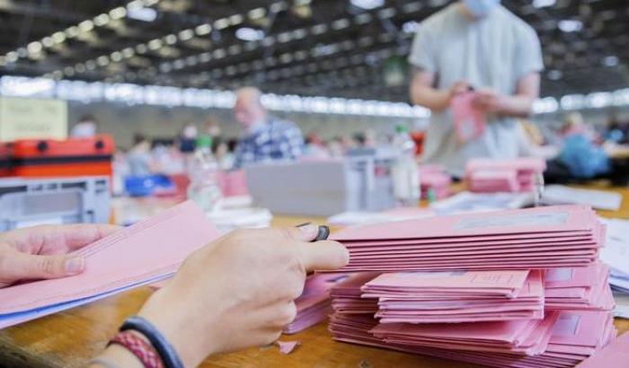 In Germania vince l'Spd con il 25,7%: Scholz rivendica la cancelleria, ma il governo solo a Natale