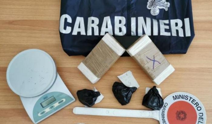 Una madre trova la droga nella camera del figlio e lo fa arrestare