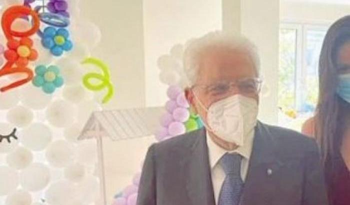 Mattarella alla ricerca di un appartamento a Roma: il selfie con l'inquilina sbarca su tutti i social