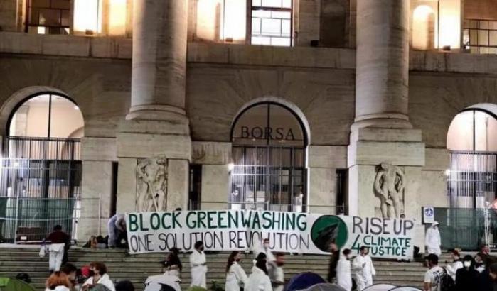 Lo striscione in Piazza Affari esposto dagli ambientalisti