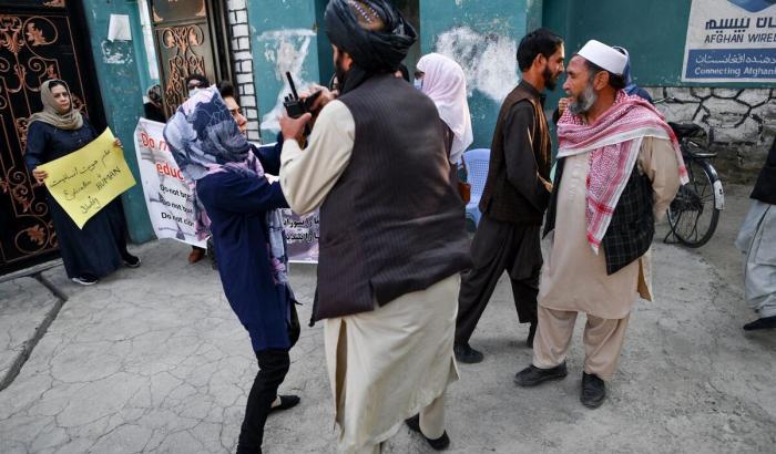 A Kabul le donne sfidano di nuovo i talebani e chiedono il diritto allo studio