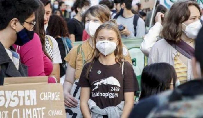 Greta canta Bella Ciao e la destra nemica della scienza schiuma di rabbia: "Ecco in che direzione va il mondo"