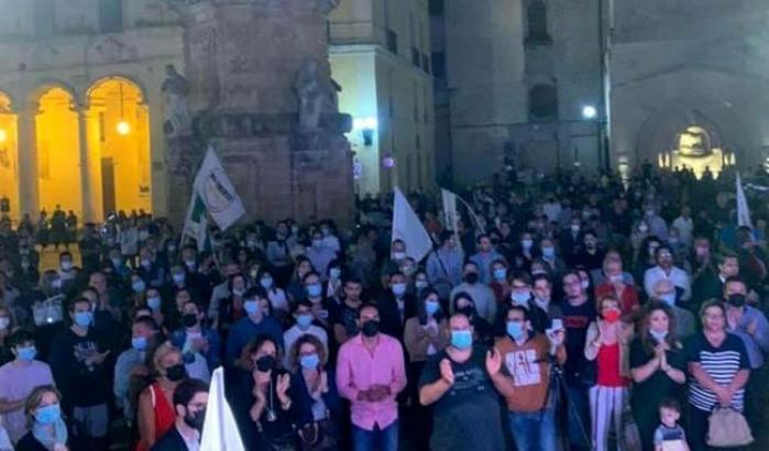 Il candidato Pd-M5s di Nardò aggredito da un gruppo neofascista durante un comizio in piazza