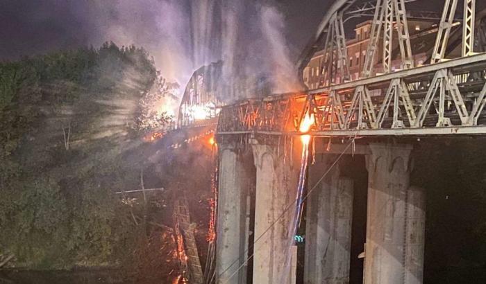 Ponte dell'Industria, noto anche come "Ponte di ferro" divorato da un incendio