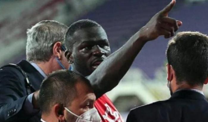 Kalidou Koulibaly contro alcuni tifosi della Fiorentina che lo hanno insultato in modo razzista