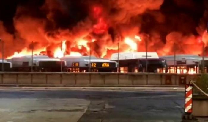 Bus Atac in fiamme durante un incendio